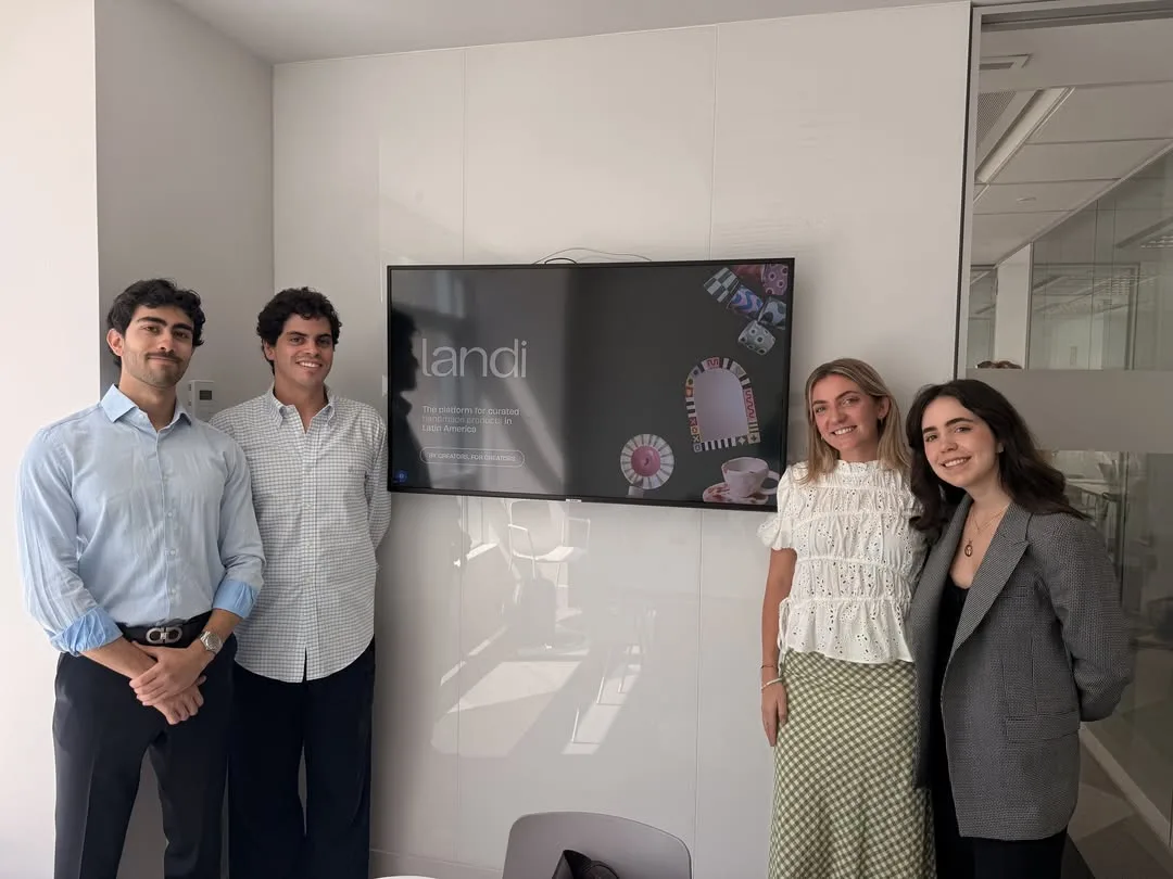 El equipo de Landi frente a una pantalla con el logo de Landi