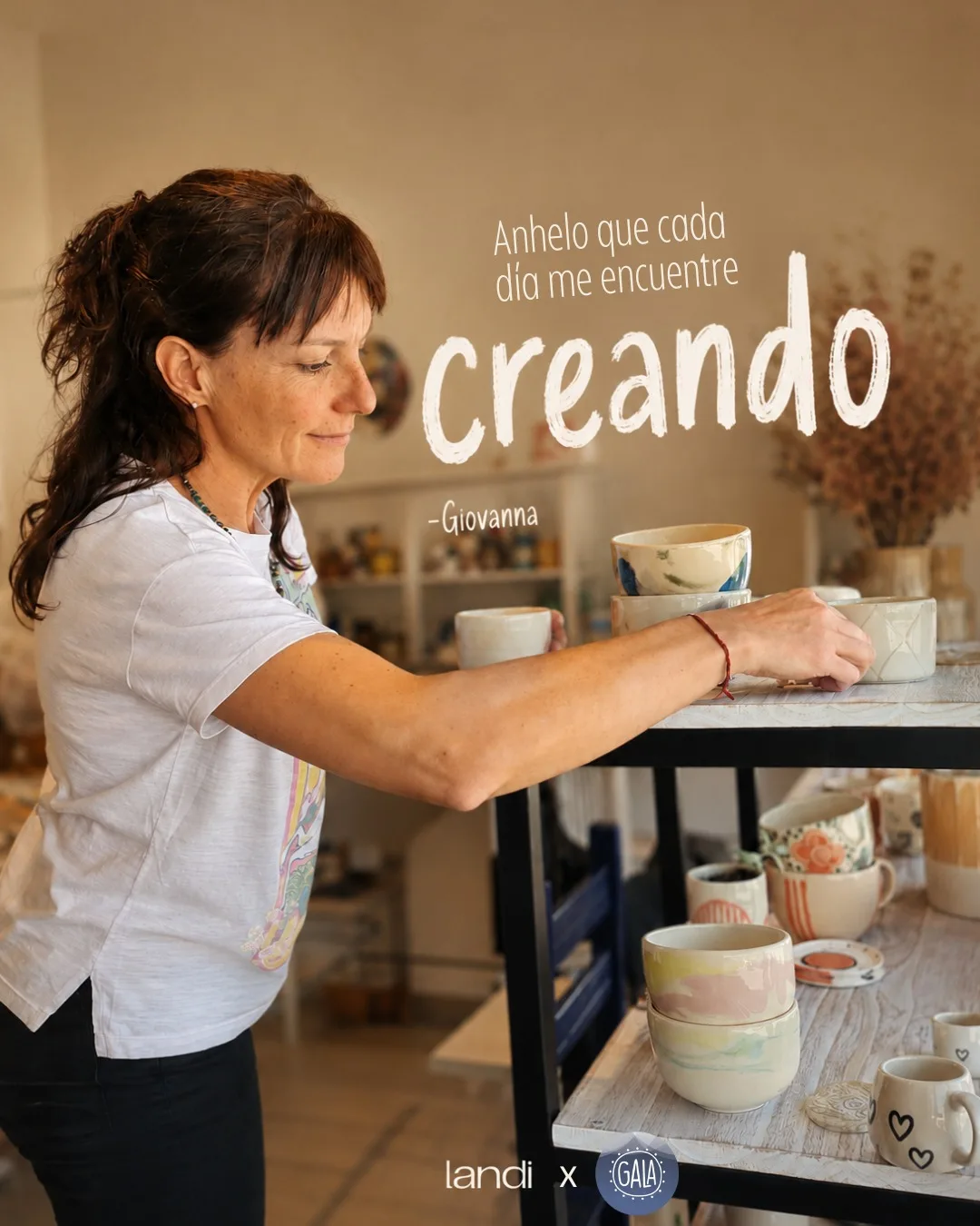 Giovanna, ceramista de GALA, acomodando tazas en su taller
